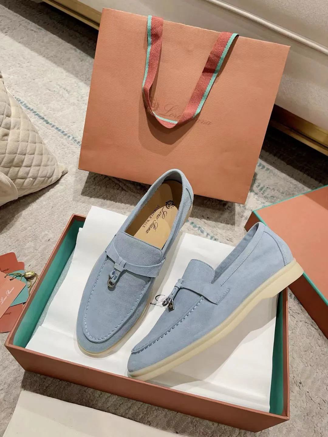 Factory price: 520💰4050 new color. Original purchase, 1⃣️: 1⃣️ folded and developed, Loro Piana professional model to try on feet, quality purchase level, flash sale of common products on the market, welcome to compare, original packaging. Fabric: Imported from Italy🐑High mercerized shearling, Lining: Hand-sewn mark thread in water-dyed cowhide imported from Italy🧵, high-end and elegant. Comfortable on the feet. Size: Women's 35-42 (41, 42) customized, non-returnable, men's 38-45 (46, 47, 48) customized, non-refundable. Fashionable boutiques that you can’t miss, a must-have item